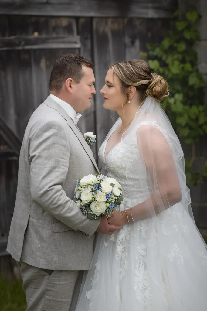 Sehr schönes Bild von Brautpaar bei Hochzeitsfotoshooting im Landkreis Passau