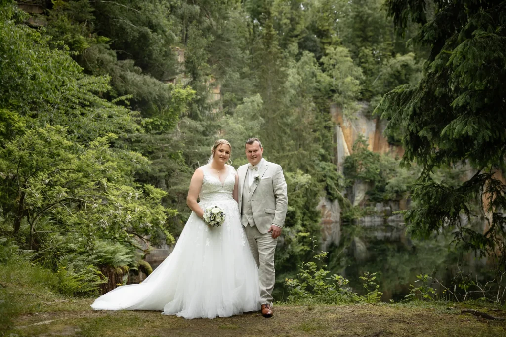 Hochzeitsfotoshooting im Steinbruch in Büchelberg. Traumhaftes Bild von Brautpaar in der Natur. Heiraten im Landkreis Passau