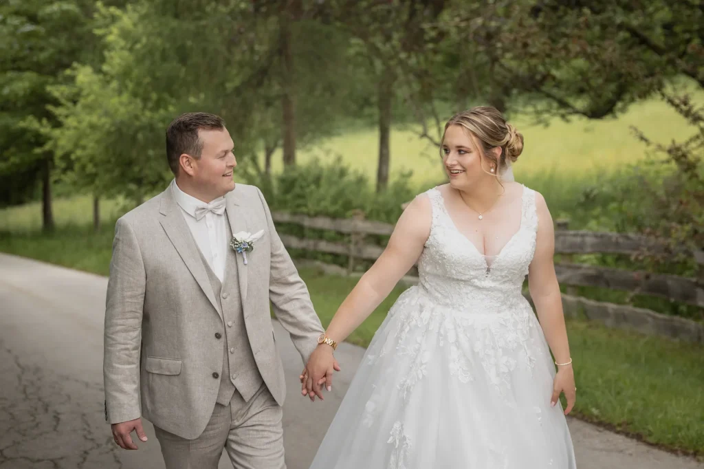 Sehr schönes Bild von lachenden Brautpaar bei Fotoshooting in der Natur. Heiraten in Niederbayern