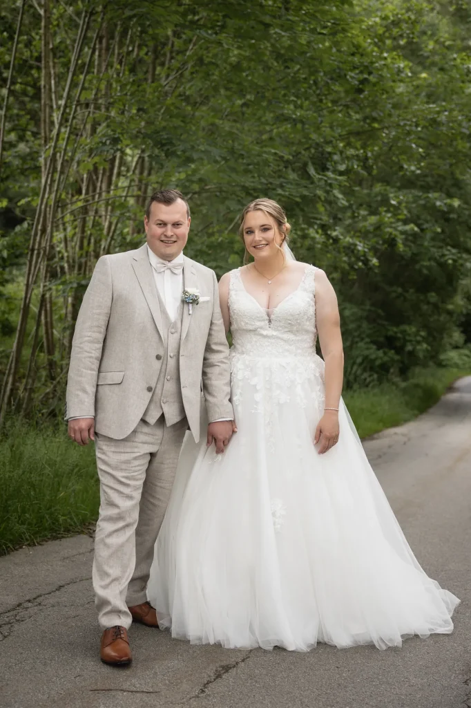 Sehr schönes Bild von Brautpaar bei Fotoshooting in der Natur. Heiraten im Landkreis Passau