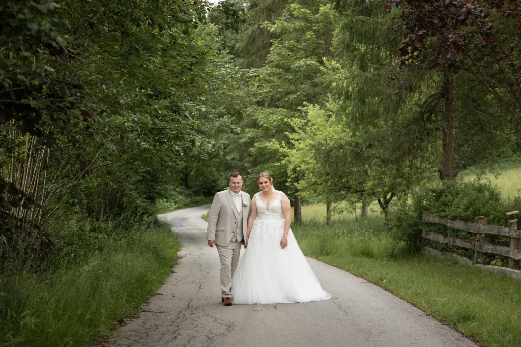 Sehr schönes Bild von Brautpaar bei Fotoshooting in der Natur. Heiraten in Niederbayern
