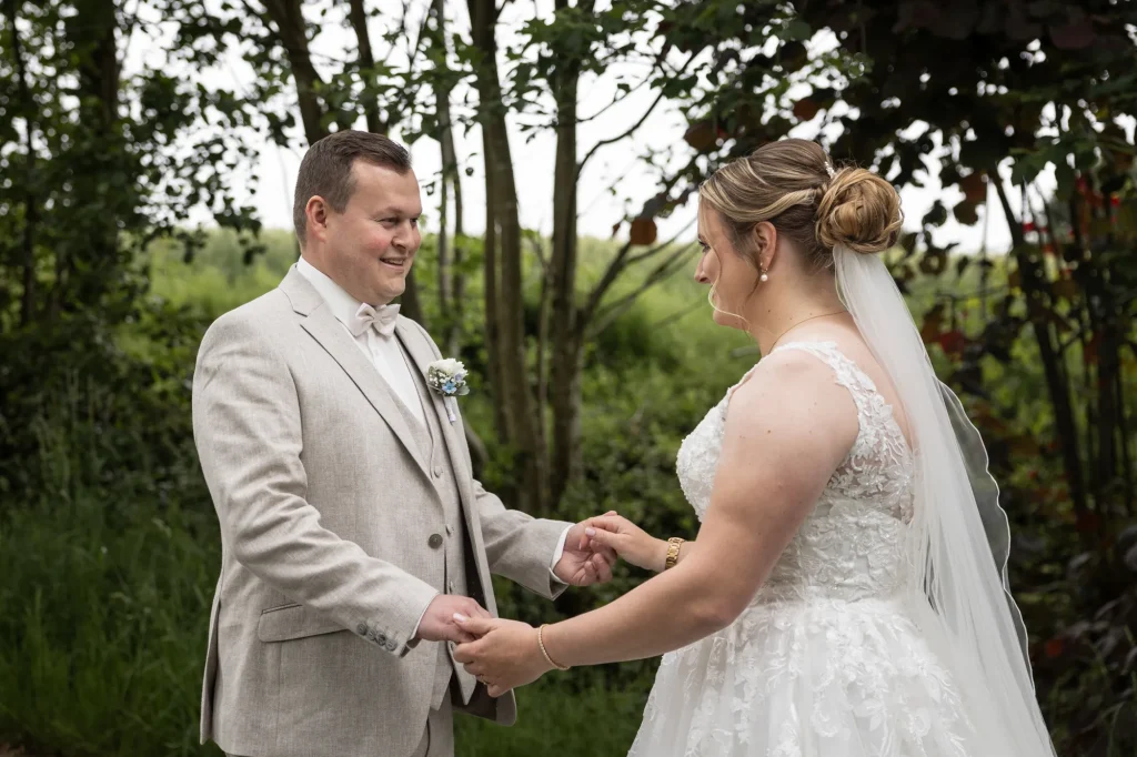 Sehr schönes Bild von glücklichen Brautpaar bei Brautpaarshooting in der Natur. Heiraten in Niederbayern
