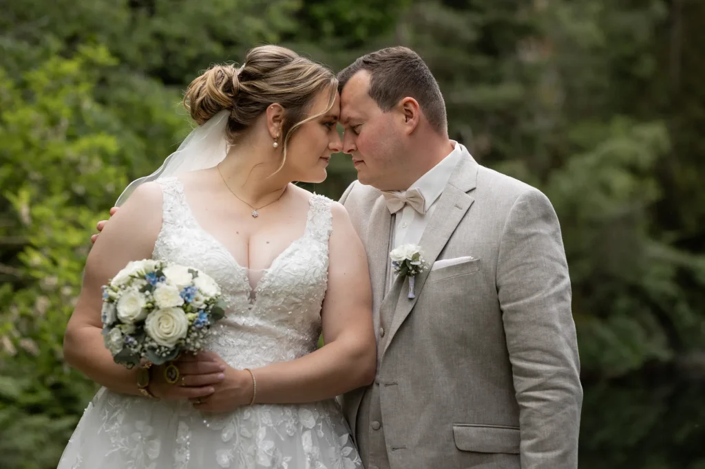 Sehr schönes Bild von glücklichen Brautpaar bei Fotoshooting im Steinbruch in Büchelberg