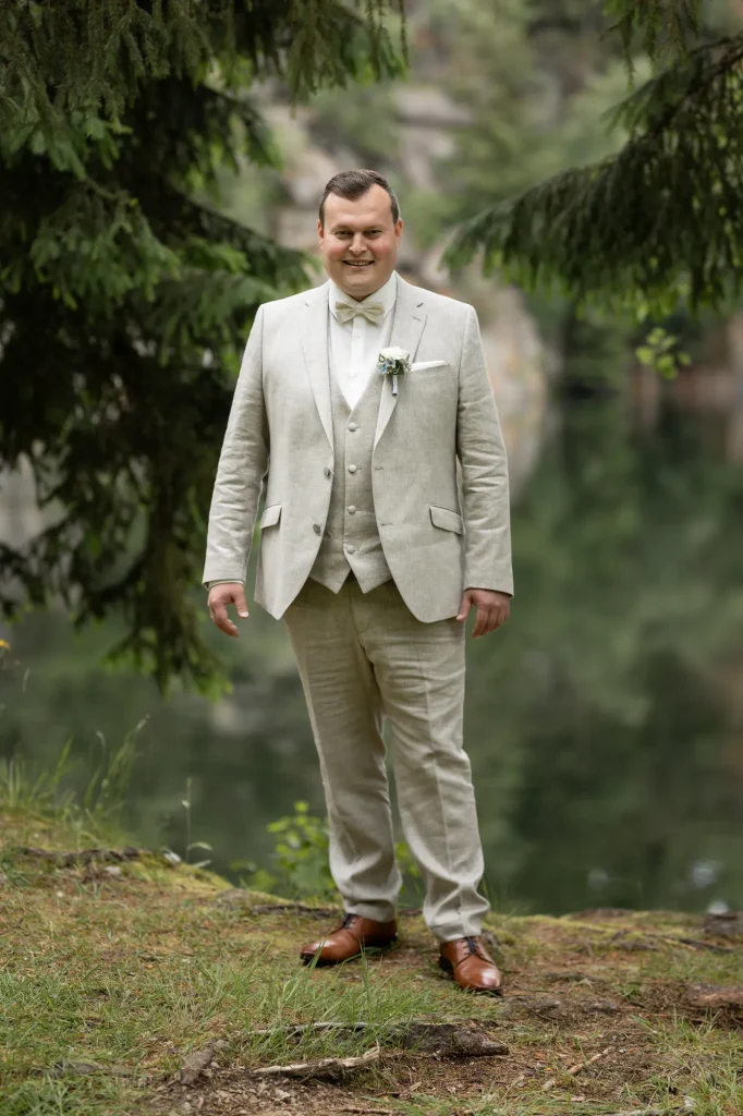 Wunderschönes Bild von Bräutigam bei Hochzeitsfotoshooting in der Natur. Heiraten im Landkreis Passau