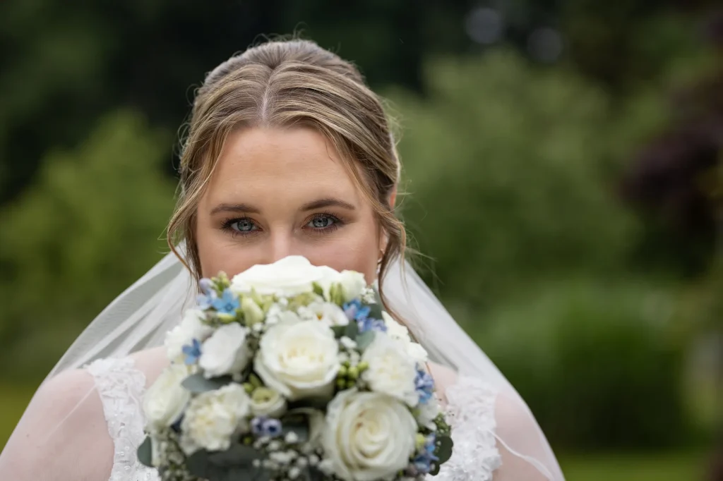 Wunderschönes Bild von Braut mit Strauß bei Hochzeitsfotoshooting am Steinbruch in Büchelberg. Heiraten im Landkreis Passau
