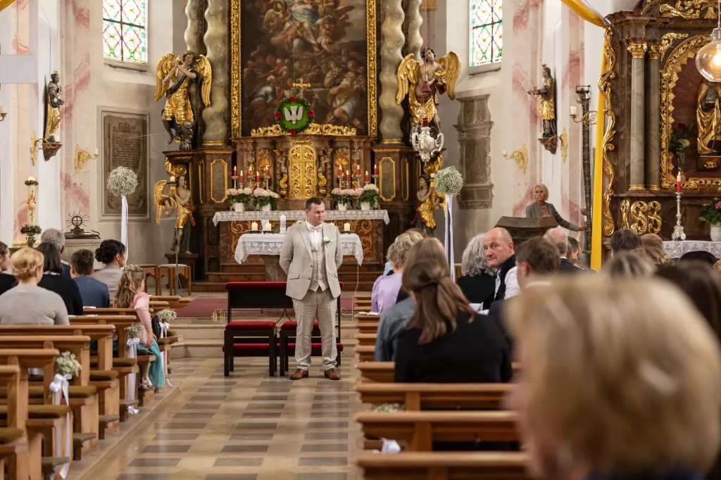 Perfektes Bild von schön geschmückter Kirche bei Hochzeit in Neukirchen vorm Wald