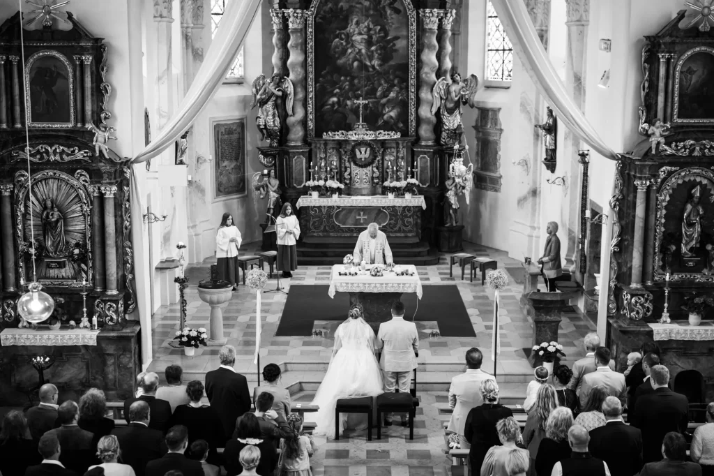 Wunderschönes schwarz-weiß Bild während Hochzeit in Kirche. Heiraten im Landkreis Passau