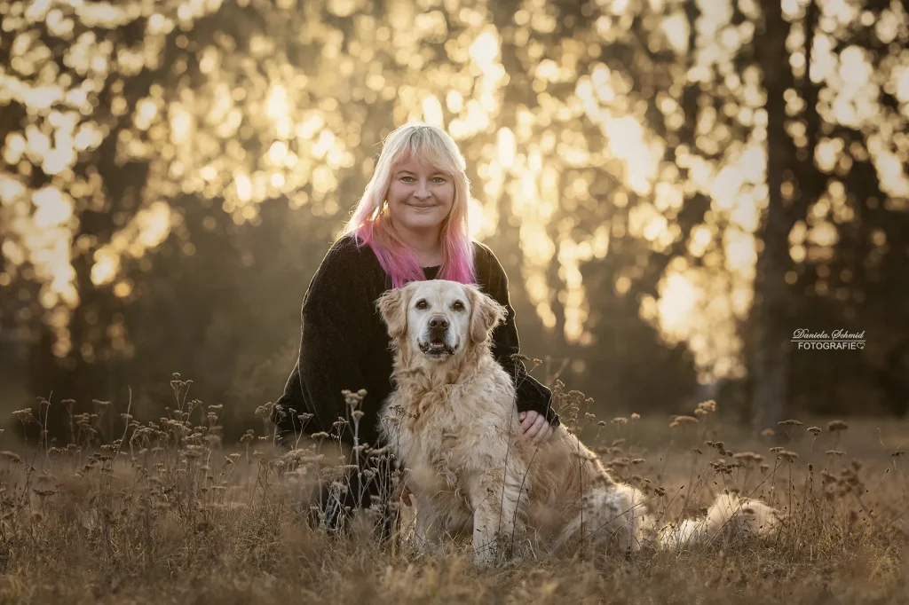 Wundervolles Bild von einem Golden Red River mit Besitzerin bei Fotoshooting am Morgen. Tierfotografie Daniela Schmid Fotografie