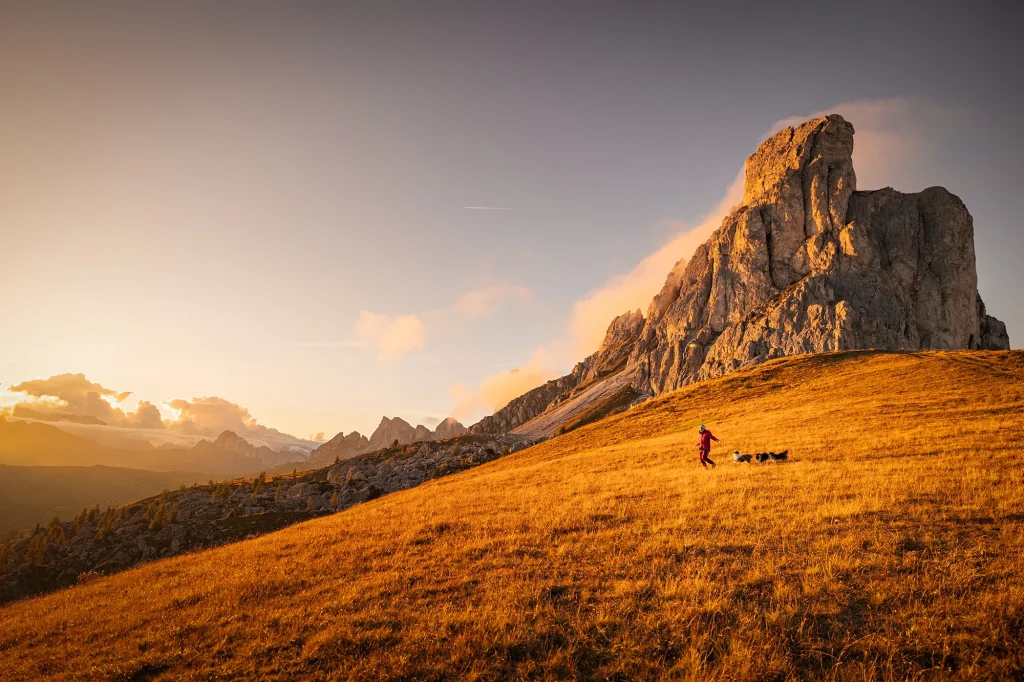 Sehr schönes Bild, von Wanderurlaub in den Dolomiten von Mensch und Hund. Sonnenuntergangswanderung am Passo Giau mit Fotoshooting