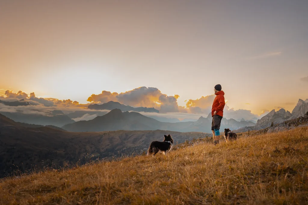 Sehr schönes Foto bei Wanderung in den Dolomiten am Passo Giau mit Mensch und Hunden