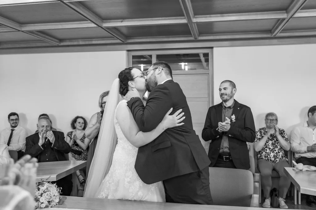 Einzigartiger Moment mit schwarz-weiß Fotografie bei standesamtlicher Hochzeit in Neukirchen vorm Wald.