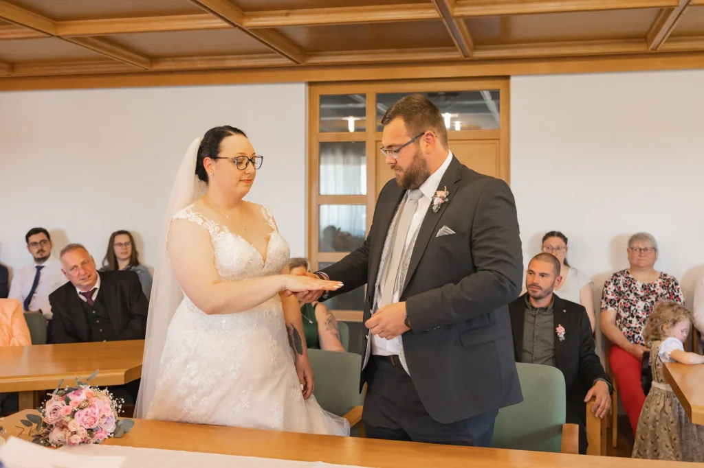 Wunderbarer Moment bei Ringetausch bei standesamtlicher Hochzeit im Landkreis Passau