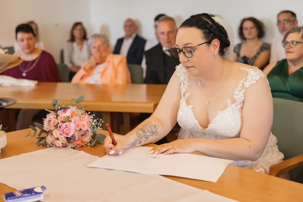 Unterschrift von Braut bei Hochzeit im Standesamt von Neukirchen vorm Wald. Heiraten im Landkreis Passau
