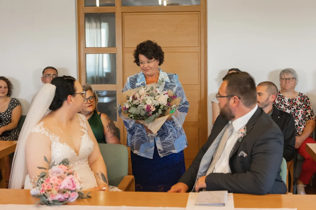 Sehr schönes Bild von Brautpaar bei standesamtlicher Hochzeit im Standesamt von Neukirchen vorm Wald.
