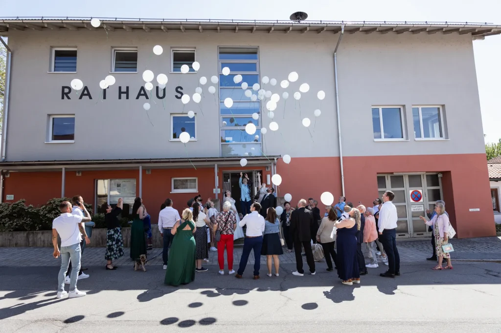 Heiraten im Landkreis Passau. Luftballons steigen lassen bei Hochzeit. Heiraten im Landkreis Passau