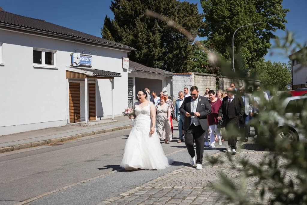 Wunderschönes Bild perfekt fotografiert von standesamtlicher Hochzeit in Neukirchen vorm Wald