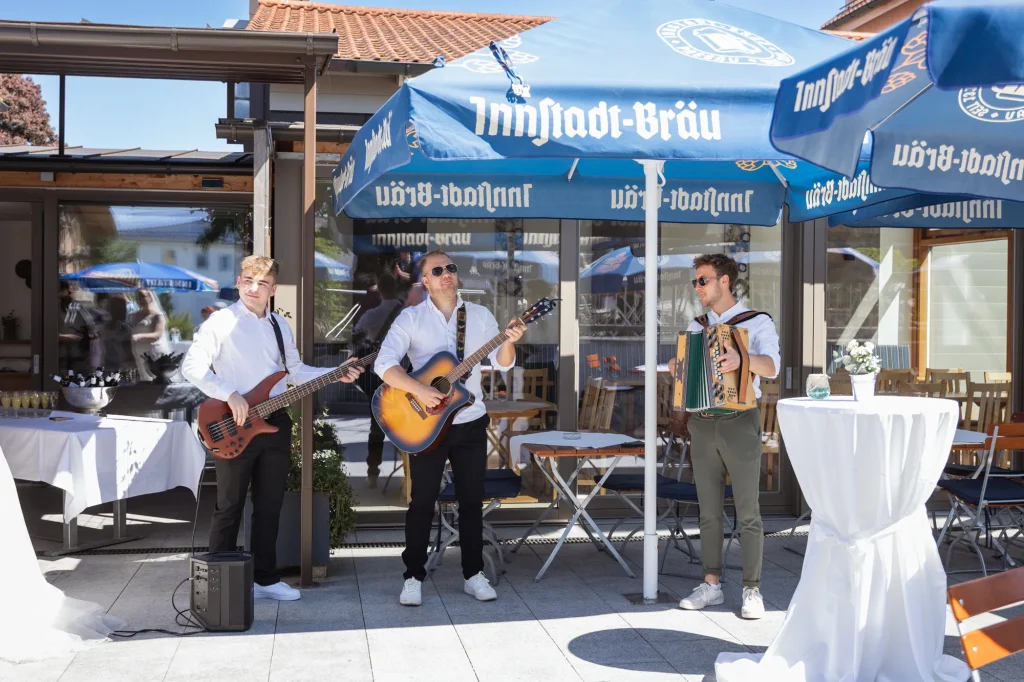 Ausgelassene Hochzeitsfeier bei sommerlichen Temperatur in Neukirchen vorm Wald. Hochzeit in Neukirchen vorm Wald
