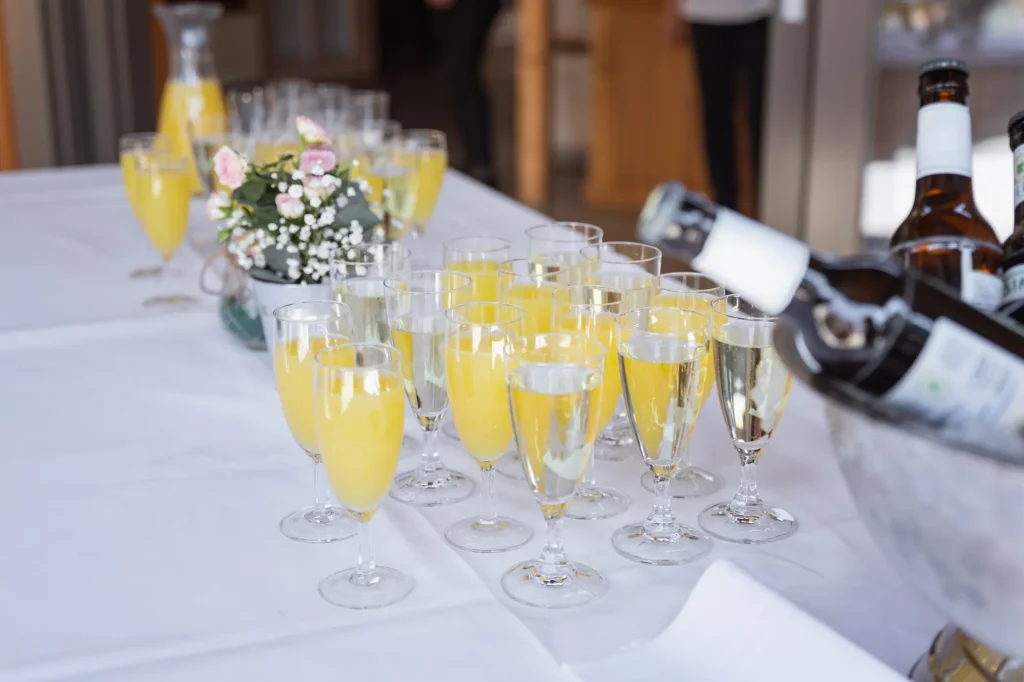 Sektempfang bei Hochzeit in Neukirchen vorm Wald. Hochzeitsfeier im Gasthaus zur Post