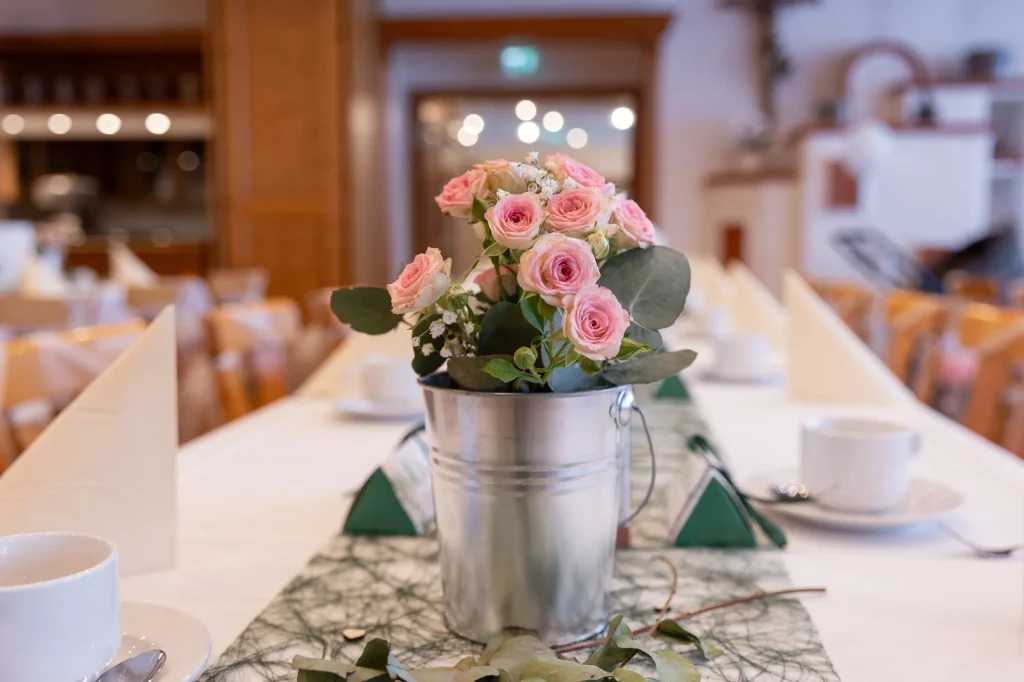 Liebevolle Dekoration, schöner Blumenschmuck bei Hochzeitsfeier im Gasthaus zur Post in Neukrichen vorm Wald