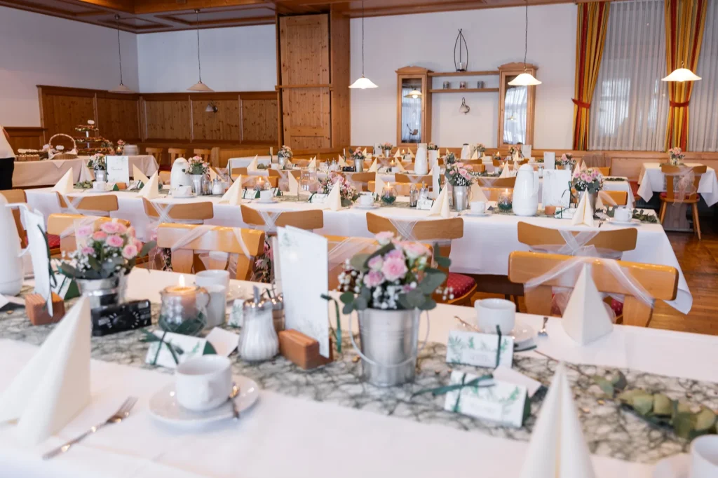 Heiraten in Neukirchen vorm Wald im Gasthaus zur Post, wunderschöne Dekoration. Hochzeitsfotografie Daniela Schmid Fotografie