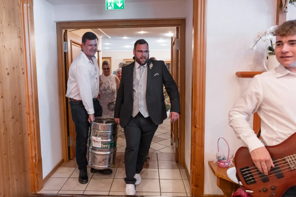 Dieses Bild zeigt eine ausgelassene Hochzeitsfeier im Gasthaus zur Post in Neukrichen vorm Wald