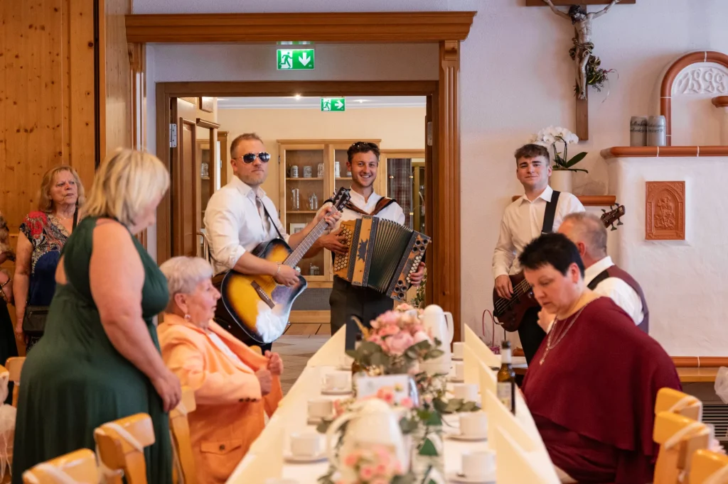 Sehr schönes Bild von Livemusik bei Hochzeitsfeier in Neukirchen vorm Wald. Heiraten in Passau, Hochzeit in Landkreis Passau