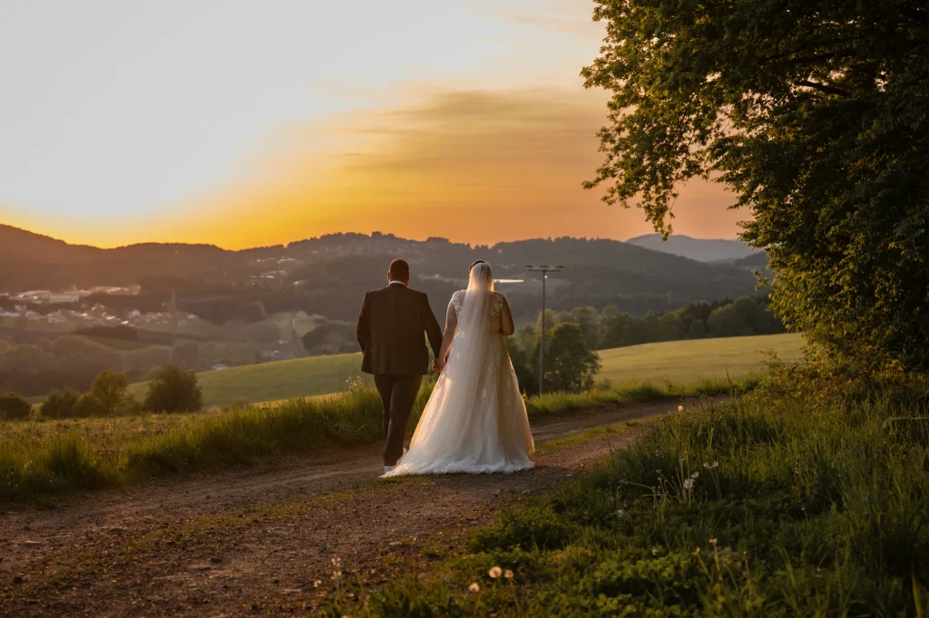 Dieses einzigartige Bild zeigt das Brautpaar zum Sonnenuntergang. Heiraten in Passau in der Natur