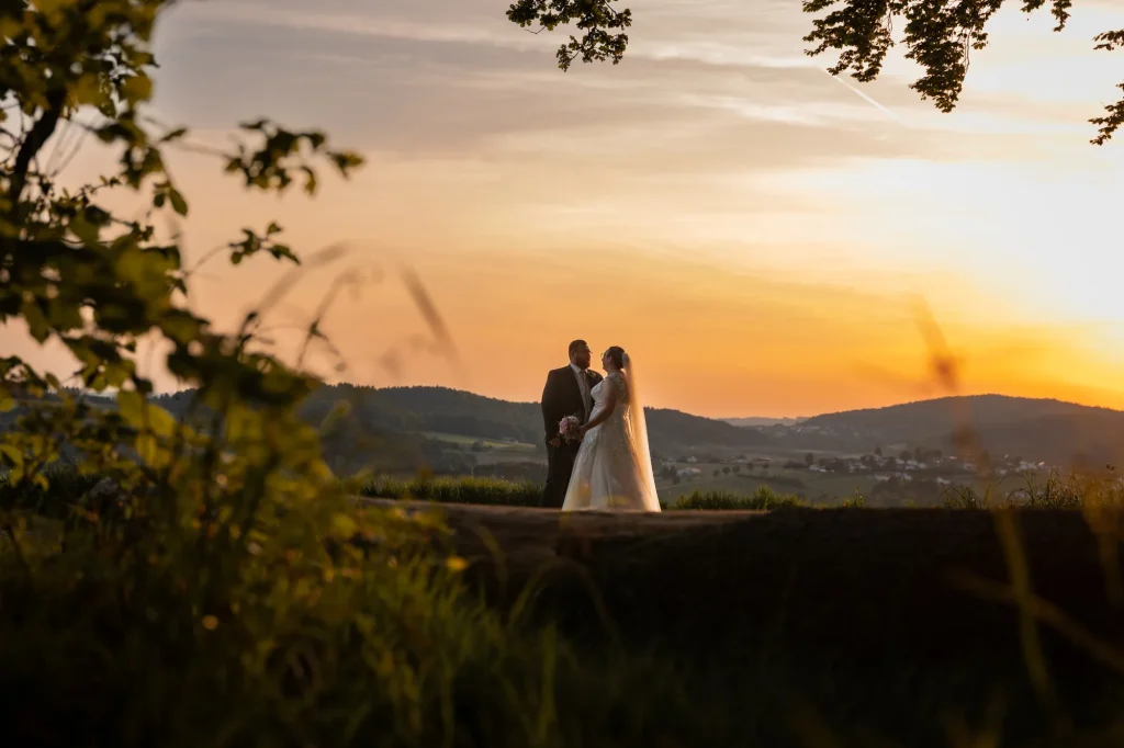 Dieses wunderschöne Bild bei Sonnenuntergang von Brautpaar. Heiraten im Landkreis Passau, traumhafte Hochzeitsfotografie von Daniela Schmid Fotografie