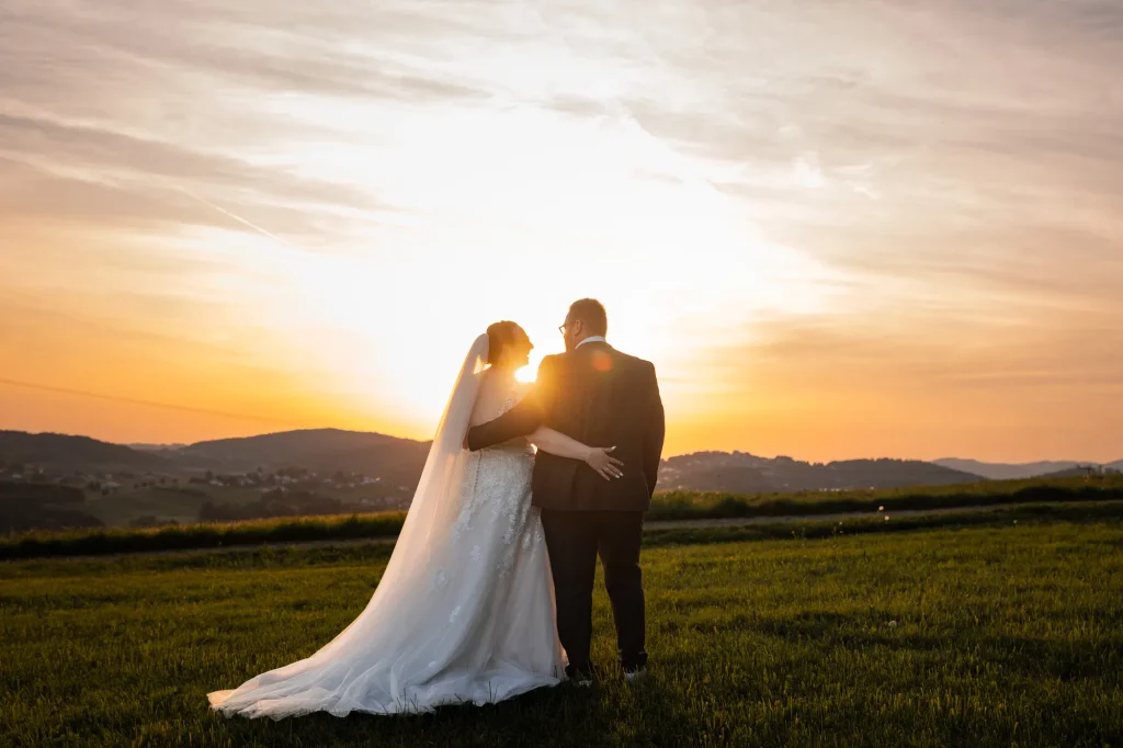 Dieses schöne Bild zeigt das glückliche Brautpaar zum Sonnenuntergang in Neukirchen vorm Wald. Heiraten in Passau
