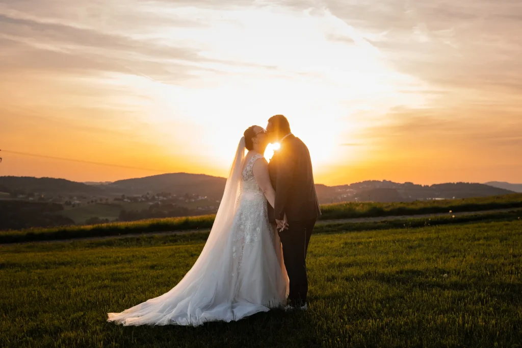 Professionelles Bild von Brautpaar zum Sonnenuntergang im Landkreis Passau