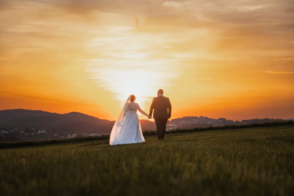 Heiraten in Passau und Umgebung, Sonnenuntergangsfotos von Brautpaar bei goldenen Himmel