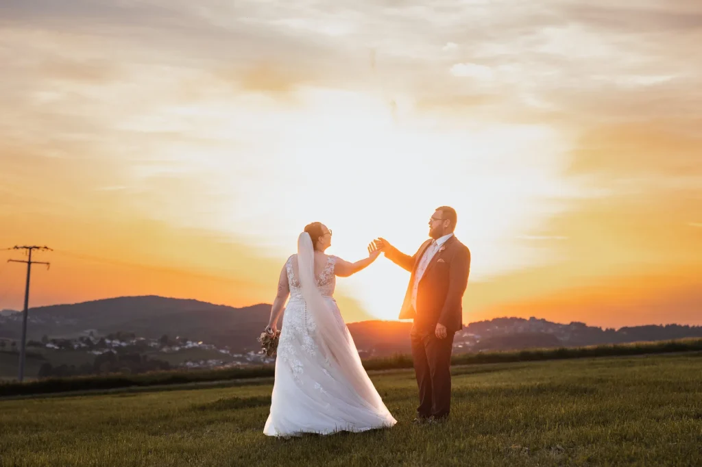Wunderschönes Bild bei Hochzeit in Neukirchen vorm Wald. Bilder zum Sonnenuntergang von tanzenden Brautpaar von Daniela Schmid Fotografie