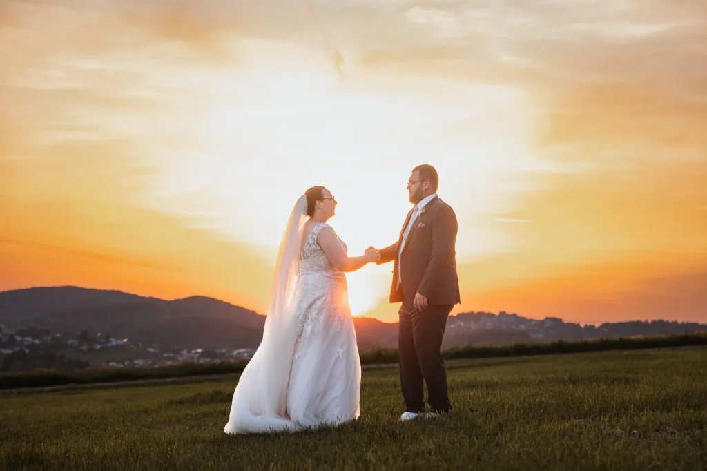 Dieses traumhafte Bild bei einzigartigem Licht zum Sonnenuntergang von Brautpaar. Heiraten in der Natur im Landkreis Passau und Umgebung