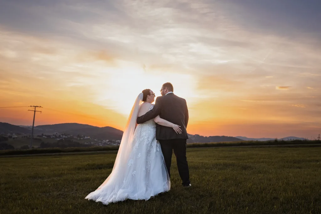 Heiraten in Neukrichen vorm Wald, Hochzeitsfotos zum Sonnenuntergang von Brautpaar