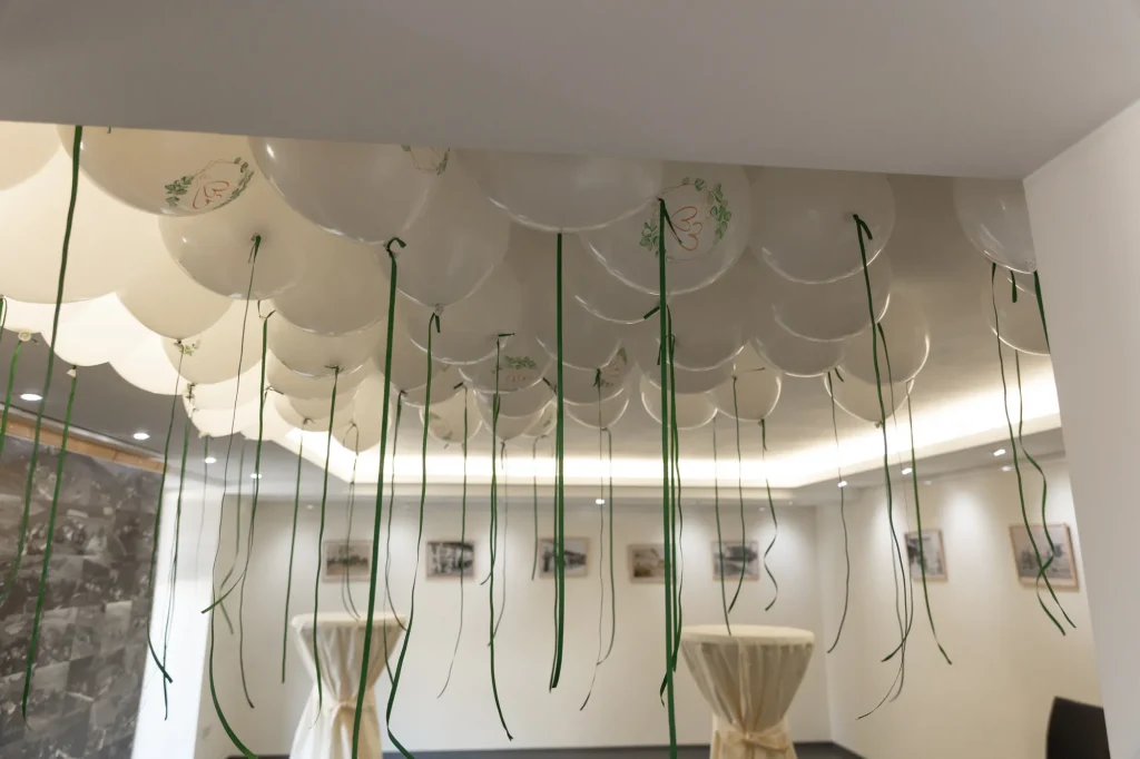 Hochzeitsfoto von Luftballons im Standesamt von Neukirchen vorm Wald. Heiraten in Passau. Hochzeitsfotografie von Daniela Schmid Fotografie