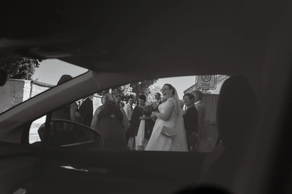 Einzigartiger Moment festgehalten in einer wunderschönen Fotografie bei Hochzeit in Neukirchen vorm Wald