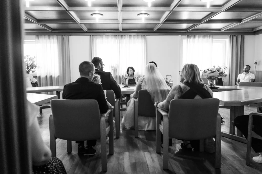 Ein wunderschönes Bild während der Hochzeit im Standesamt von Neukirchen vorm Wald. Heiraten in Passau