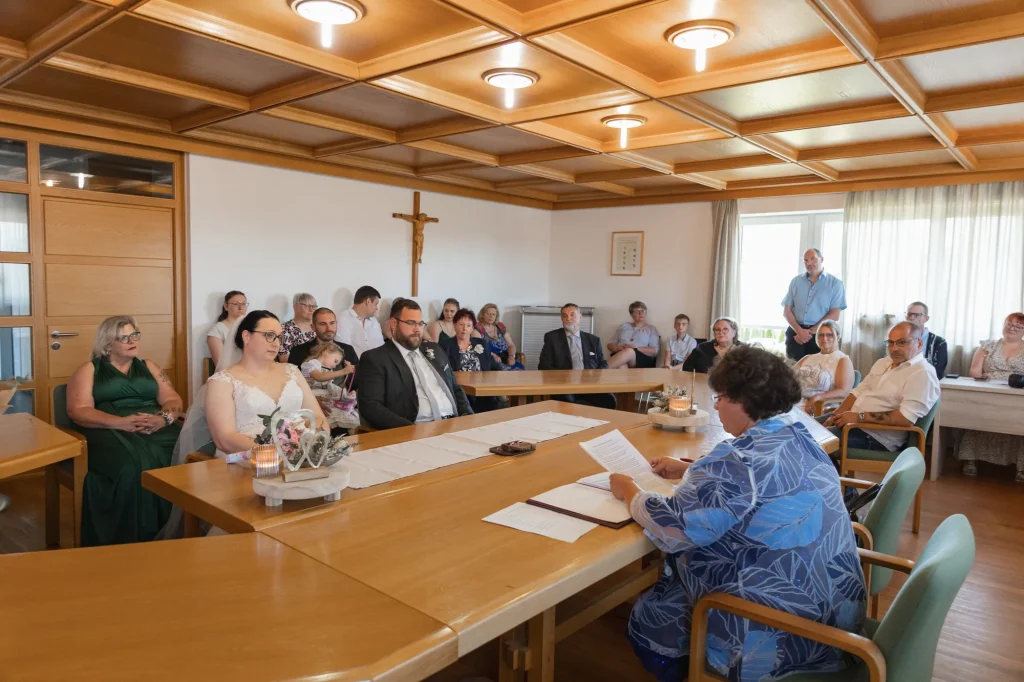 Dieses Bild entstand während der standesamtlichen Hochzeit in Neukirchen vorm Wald, einen perfekten Ort für Hochzeiten.