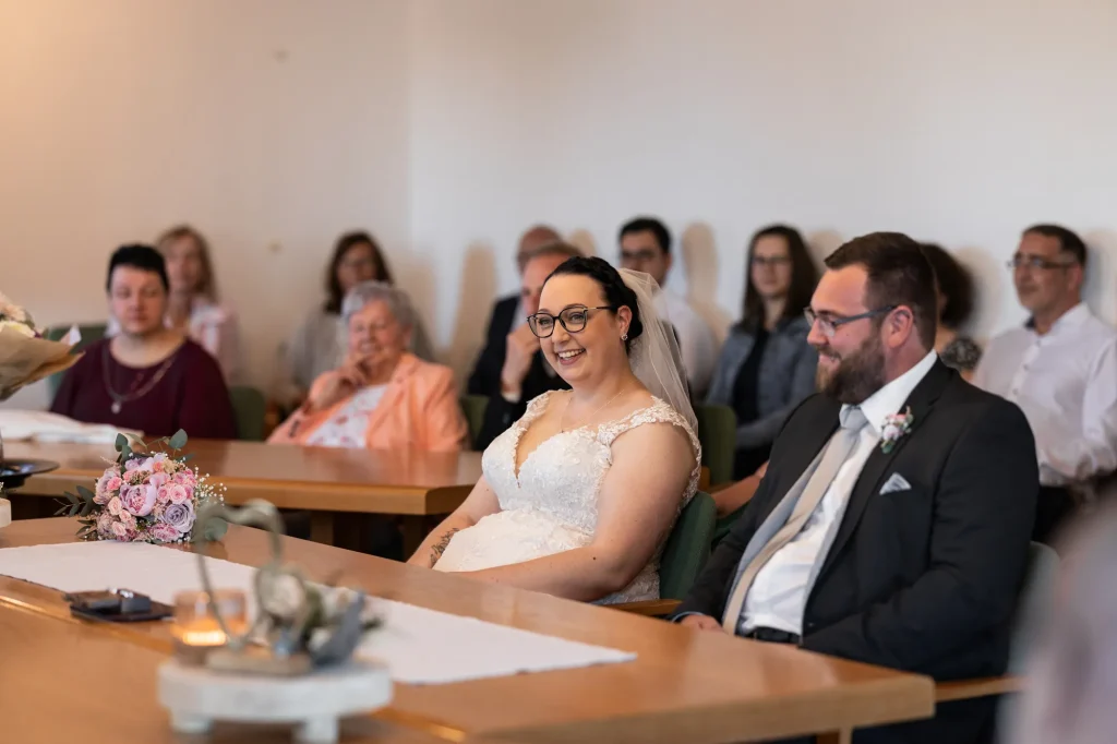 Ein glückliches Brautpaar gibt sich das Ja Wort im Standesamt von Neukirchen vorm Wald. Heiraten in Landkreis Passau