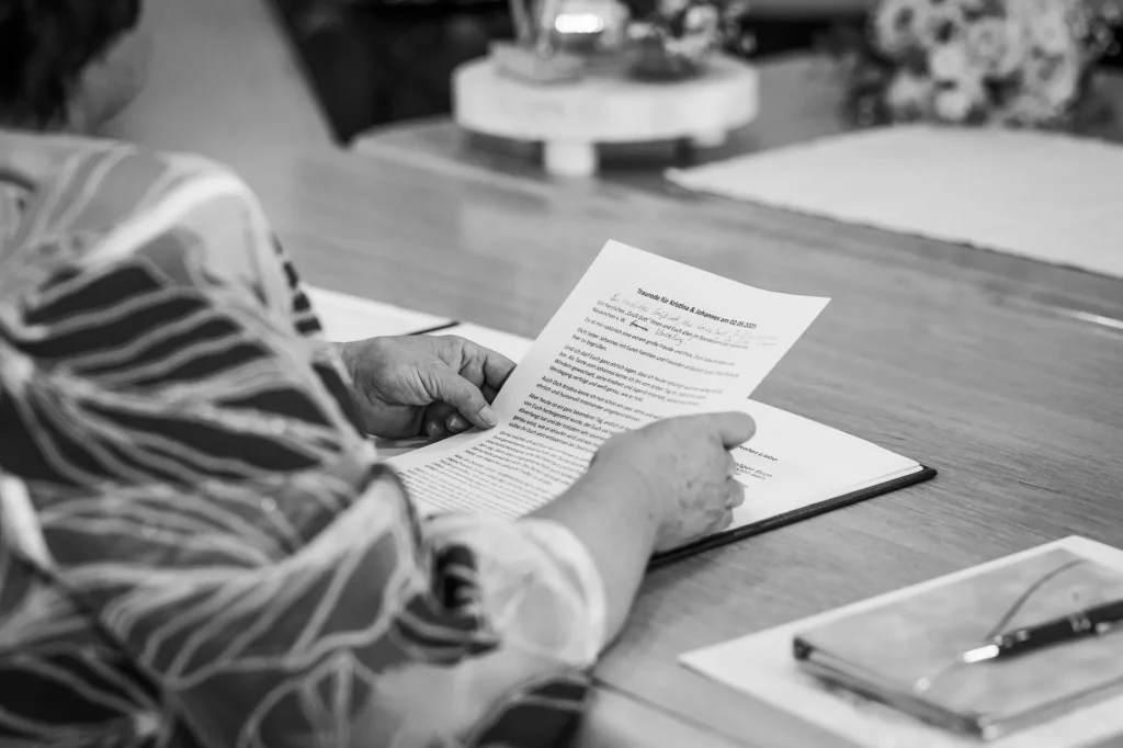 Diese schöne schwarz weiß Fotografie zeigt den Text der Standesbeamtin. Heiraten in Passau, Standesamt Neukirchen vorm Wald