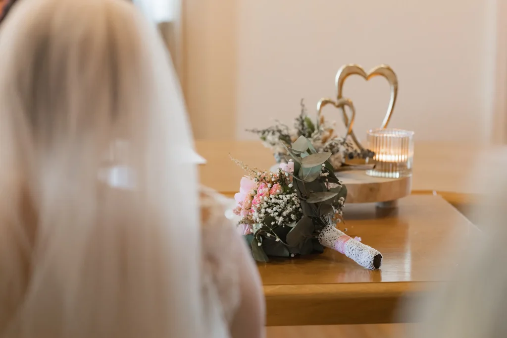 Dieses professionelle Bild von einer Hochzeit im Standesamt von Neukirchen vorm Wald zeigt einen Brautstrauß