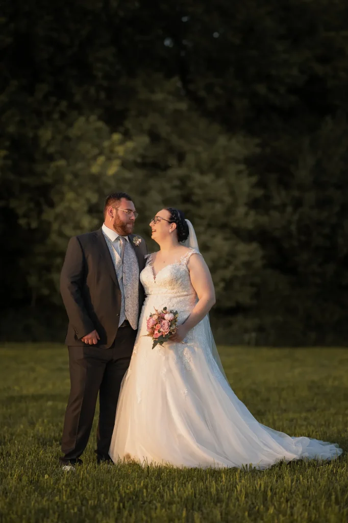 Dieses schöne Bild zeigt ein glückliches Brautpaar zum Sonnenuntergang, während Fotoshooting von Daniela Schmid Fotografie.