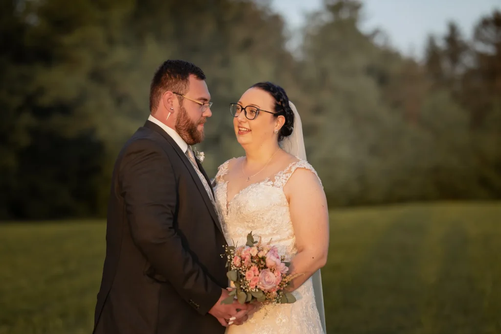 Heiraten in Neukirchen vorm Wald, Sonnenuntergang mit Brautpaar perfekt fotografiert.