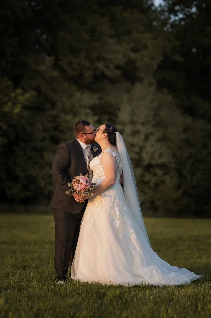 Heiraten in der Natur im Landkreis Passau, Neukirche vorm Wald, lassen sich professionelle Hochzeitsbilder machen. Daniela Schmid Fotografie