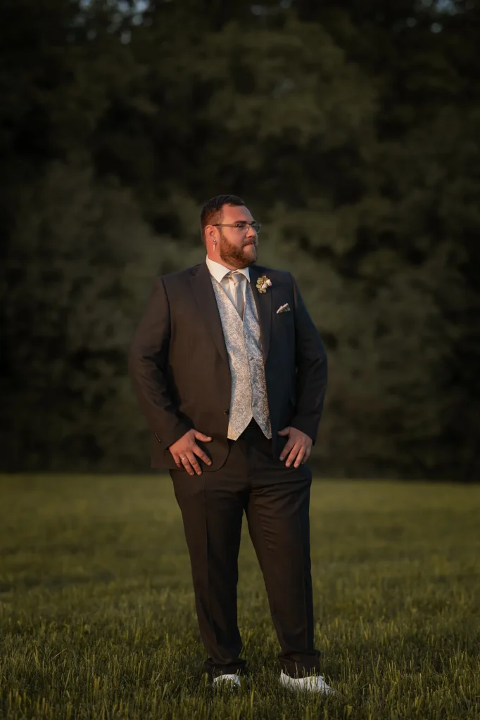 Sehr schönes Bild von Bräutigam bei Hochzeitsfotoshooting bei Sonnenuntergang in Neukirchen vorm Wald