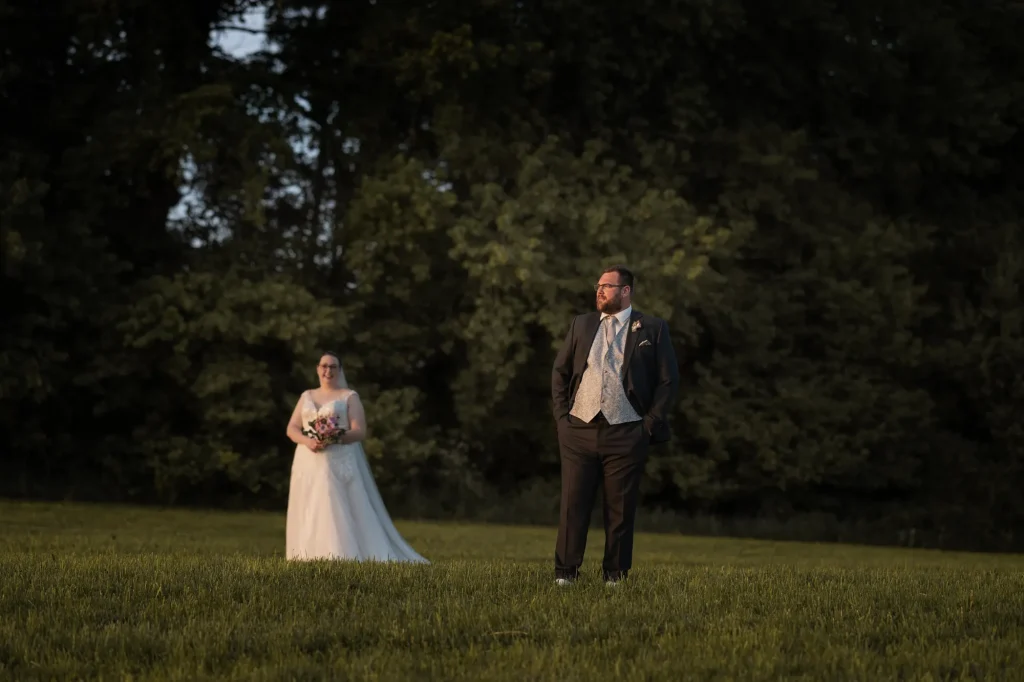 Sehr schönes Bild von eleganten Brautpaar im Abendlicht in der Natur. Hochzeit Passau, heiraten in Niederbayern