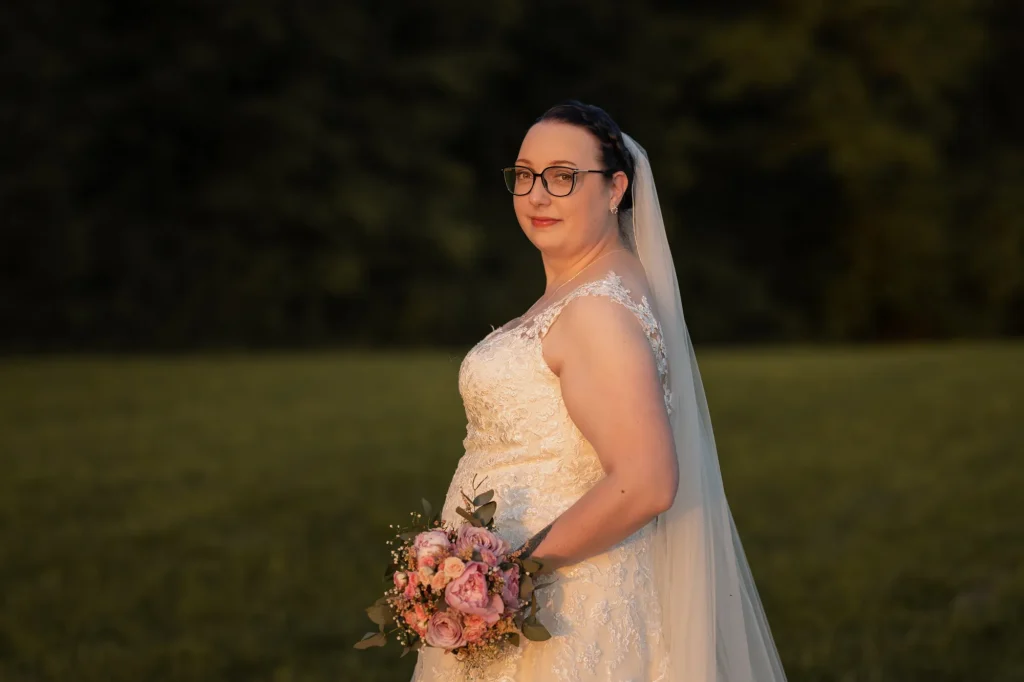 Sehr gelungenes Bild von Braut bei Fotoshooting am Abend in der Natur in der Nähe von Neukirchen vorm Wald, Niederbayern.