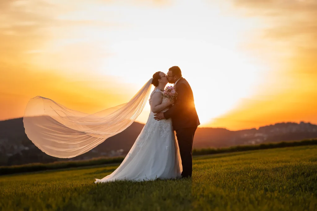 Dieses schöne Bild zum Sonnenuntergang von Brautpaar bei einzigartiger Lichtstimmung ist unvergesslich. Perfekte Momente festgehalten von Daniela Schmid Fotografie, Hochzeitsfotografie im Raum Passau, Schärding und Umgebung