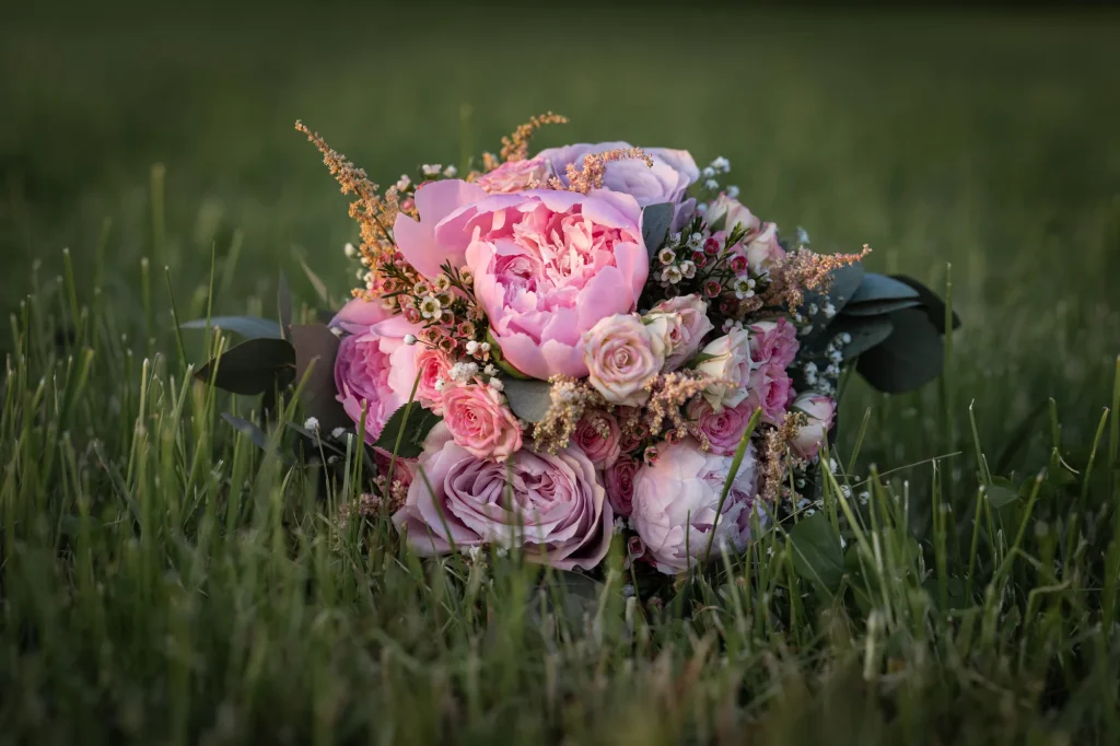Ein wunderschöner Hochzeitsstrauß, perfekt fotografiert im Abendlicht von Daniela Schmid Fotografie. Detailbilder bei Hochzeit