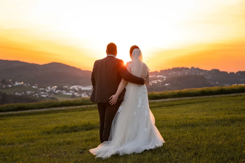 Wunderschönes Bild von Hochzeit Paarshooting zum Sonnenuntergang in Neukirchen vorm Wald, Hochzeit Passau